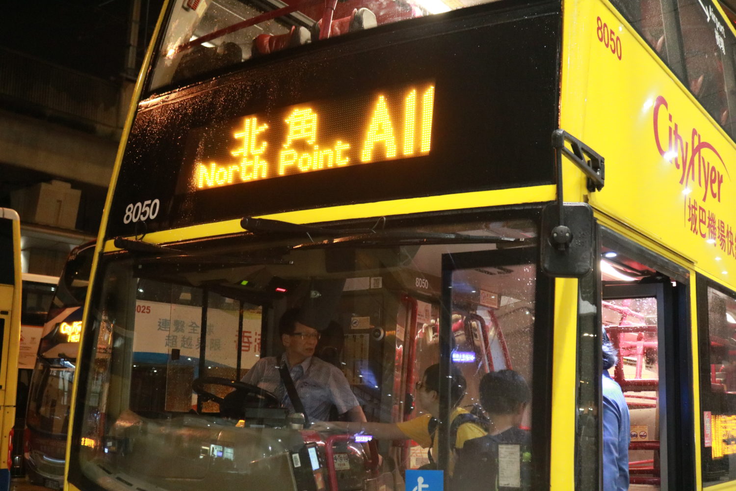 香港到着！バスで北角まで移動中。